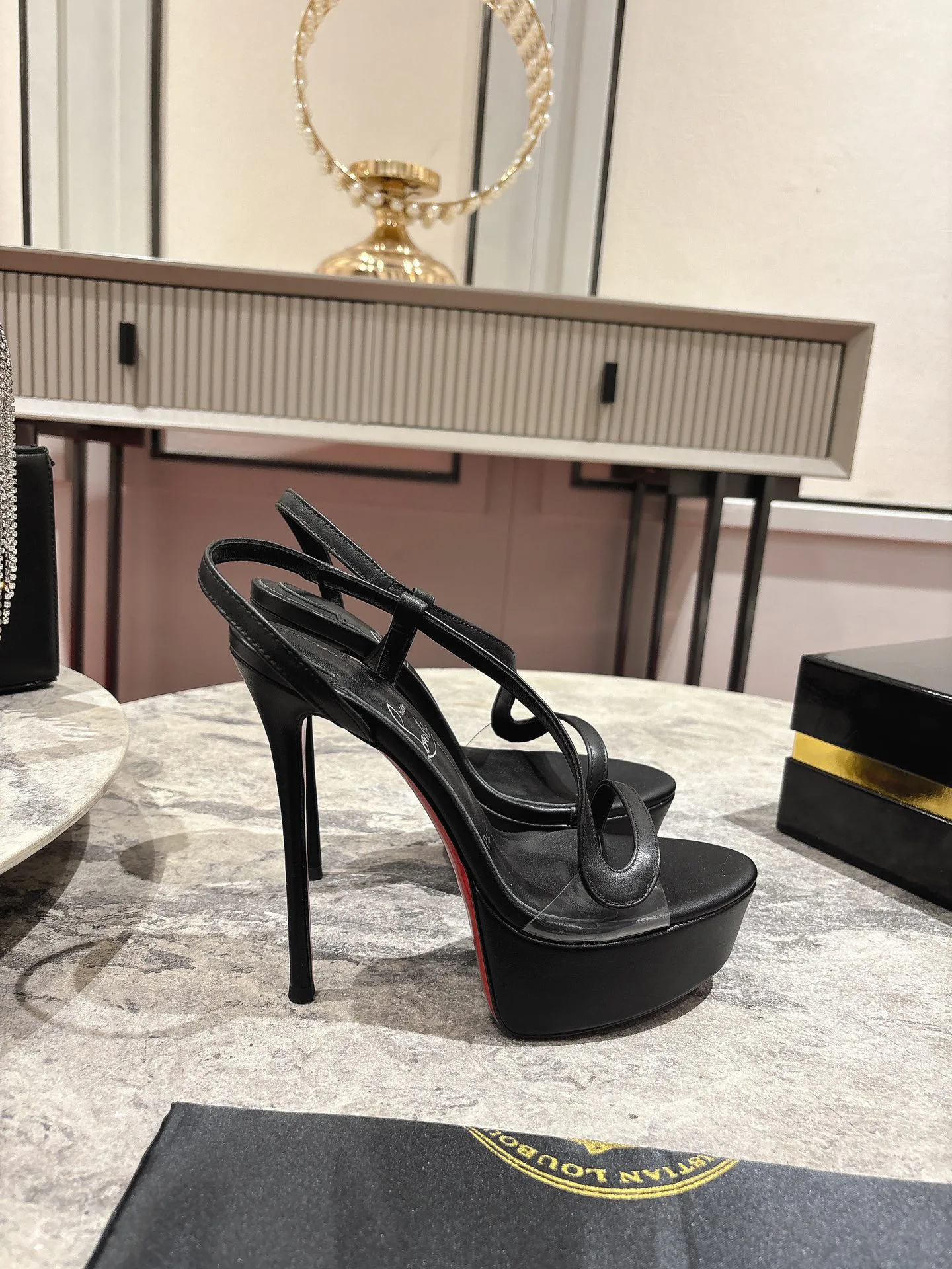 Босоножки Женские Christian Louboutin 19581793