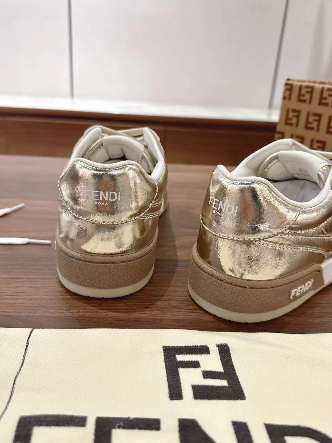 Кроссовки Женские Fendi 18219553
