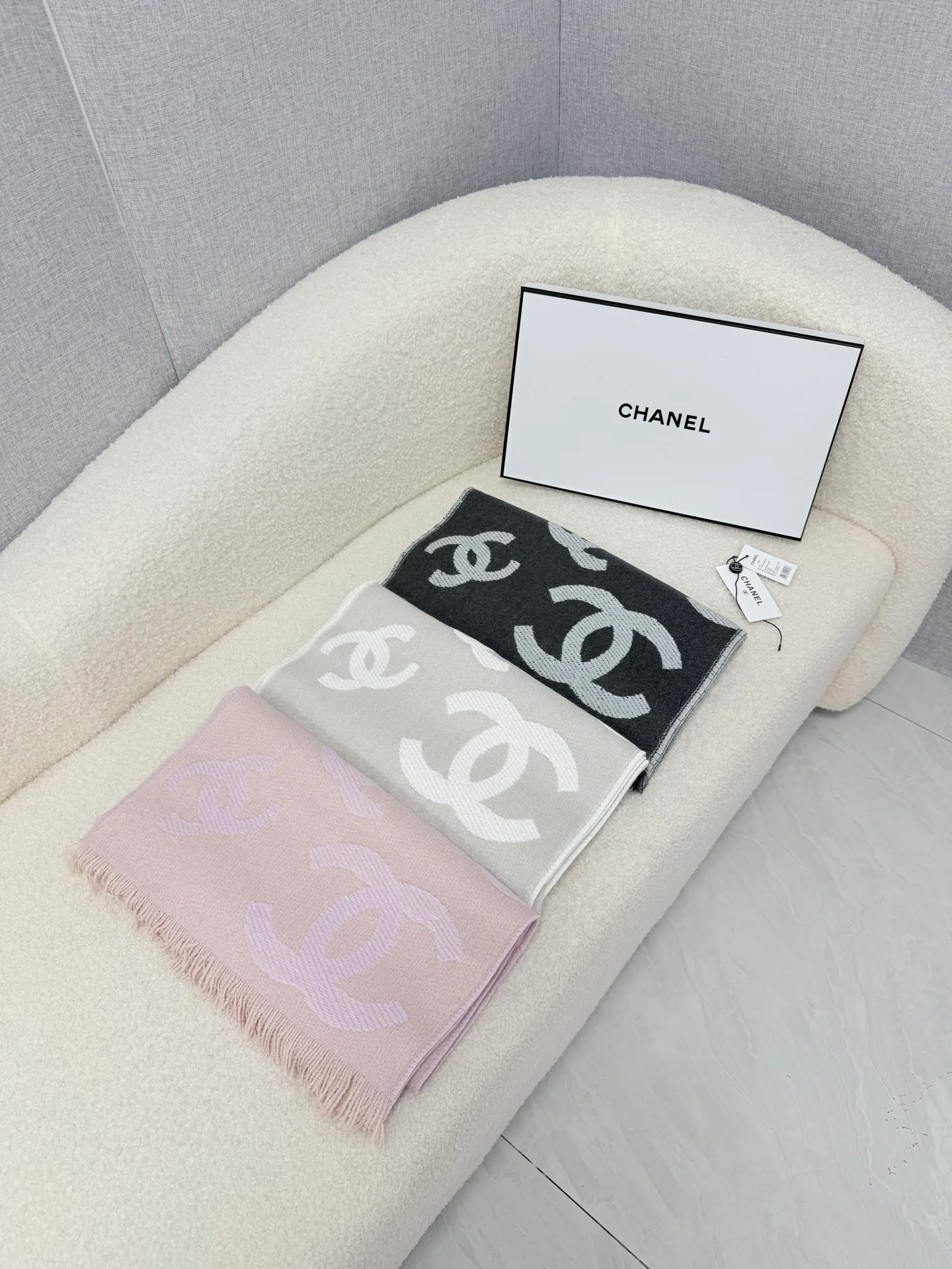 Шарфы Chanel 18675460