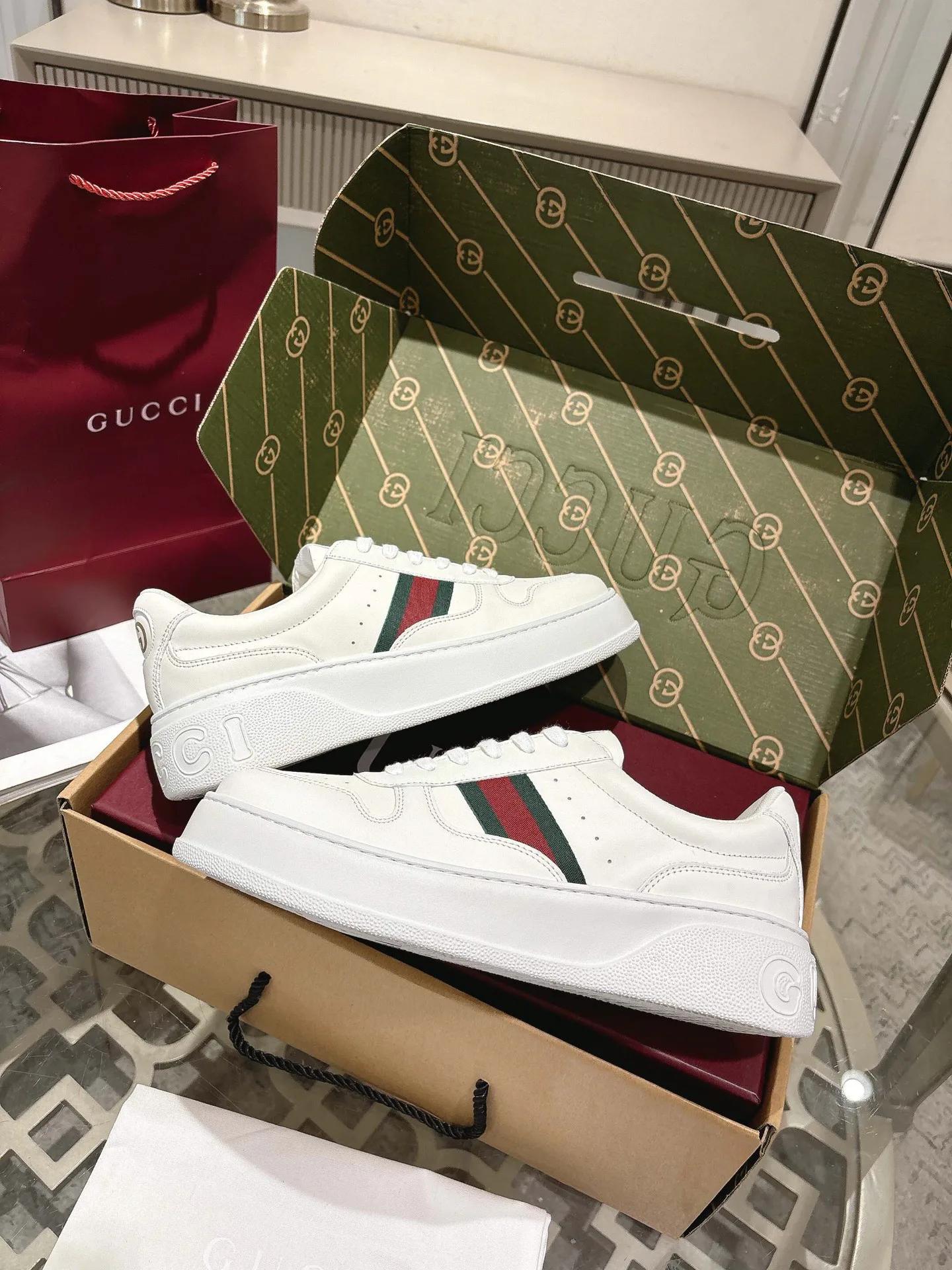 Кроссовки Женские Gucci 18369588