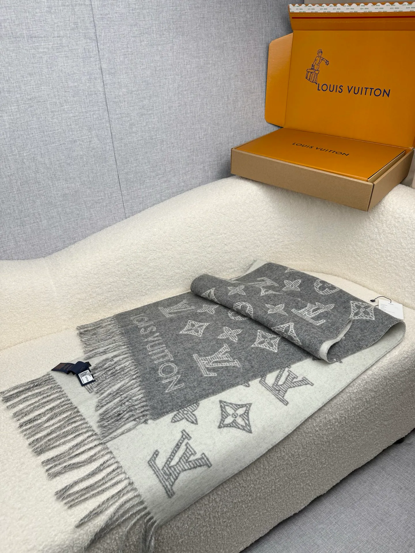 Шарфы Louis Vuitton 18574630
