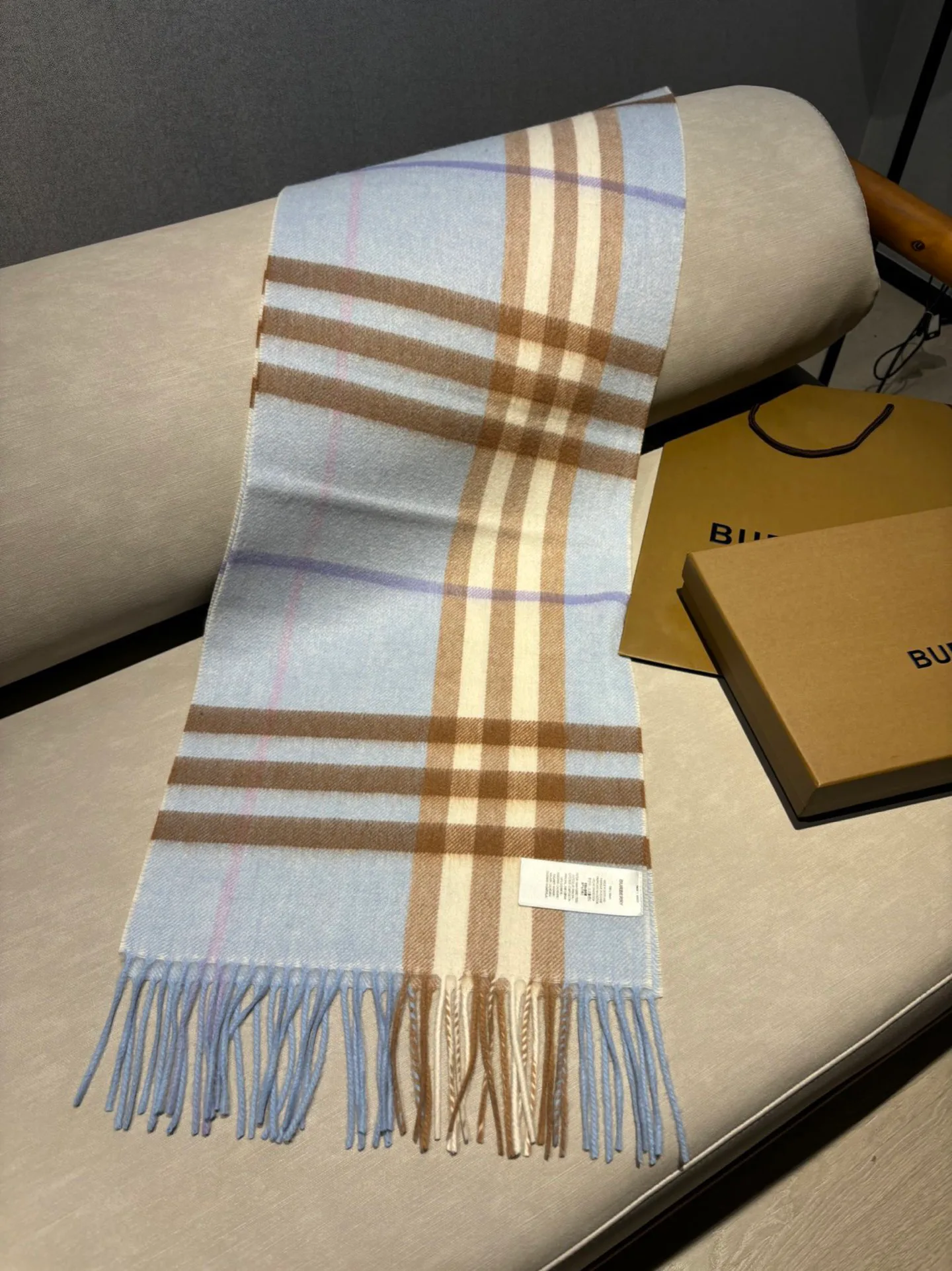 Шарфы Burberry 18507480