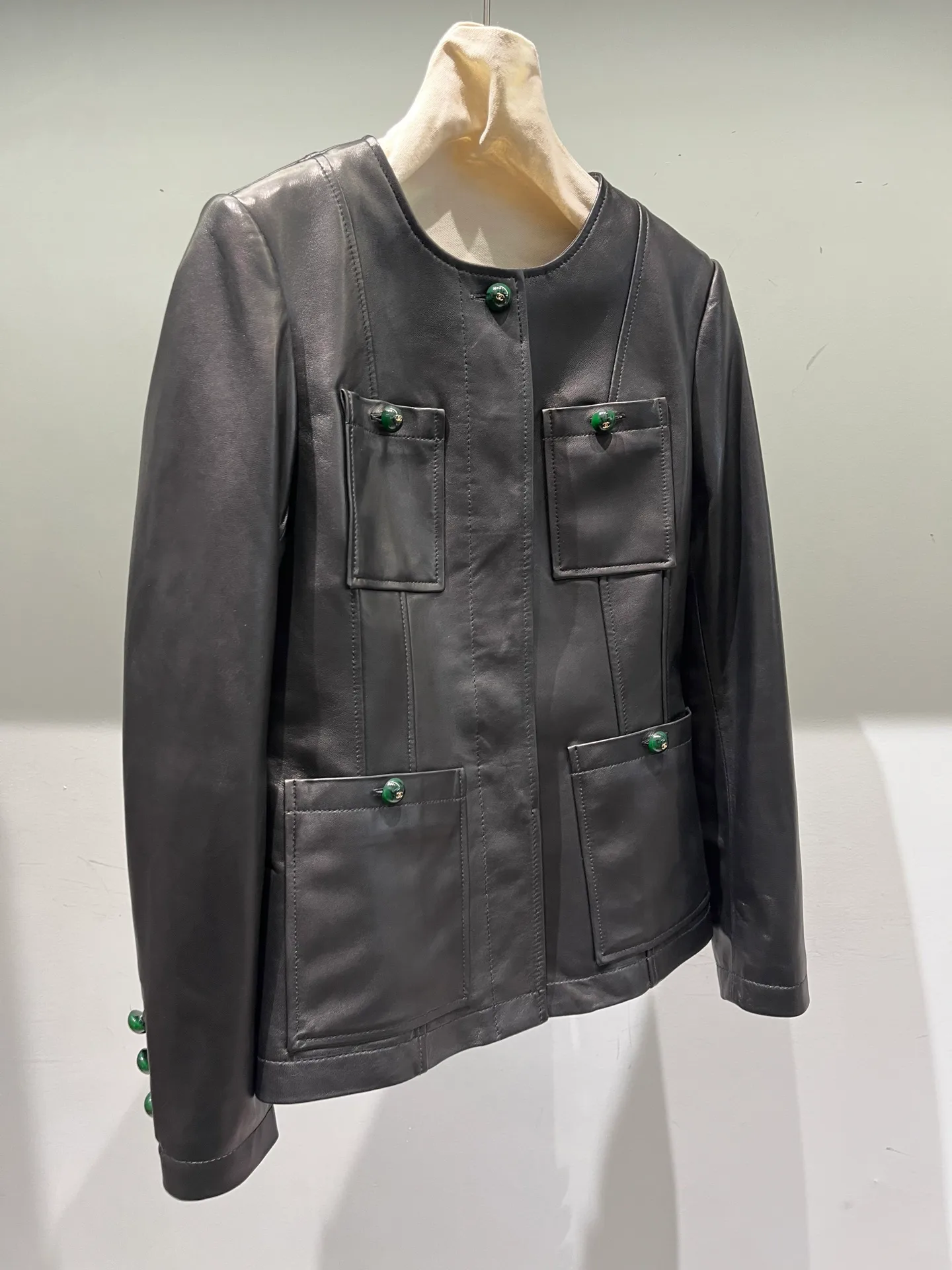 Кожаные Куртки И Дублёнки Женские Chanel 18654672