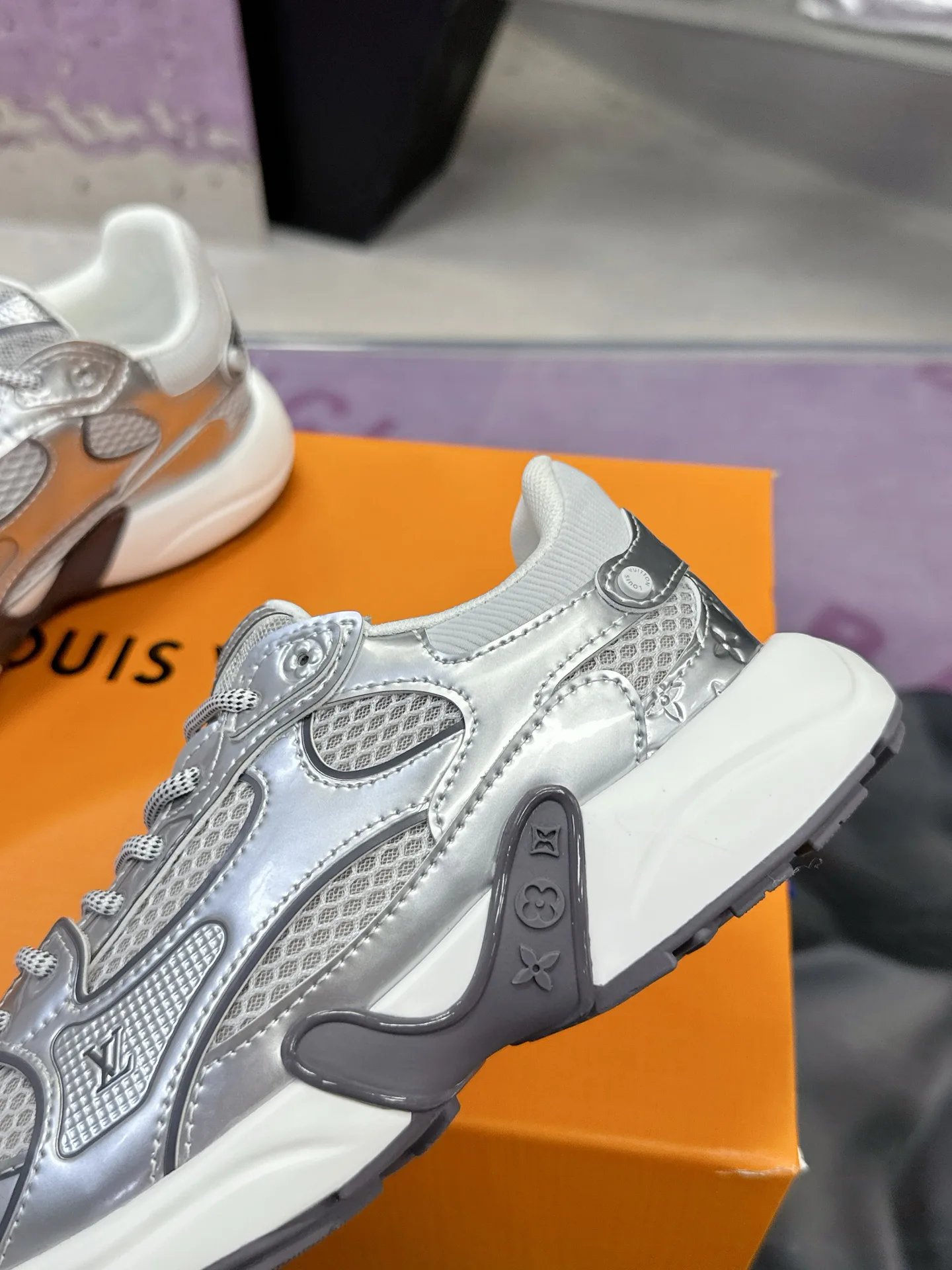 Кроссовки Женские Louis Vuitton 17530430