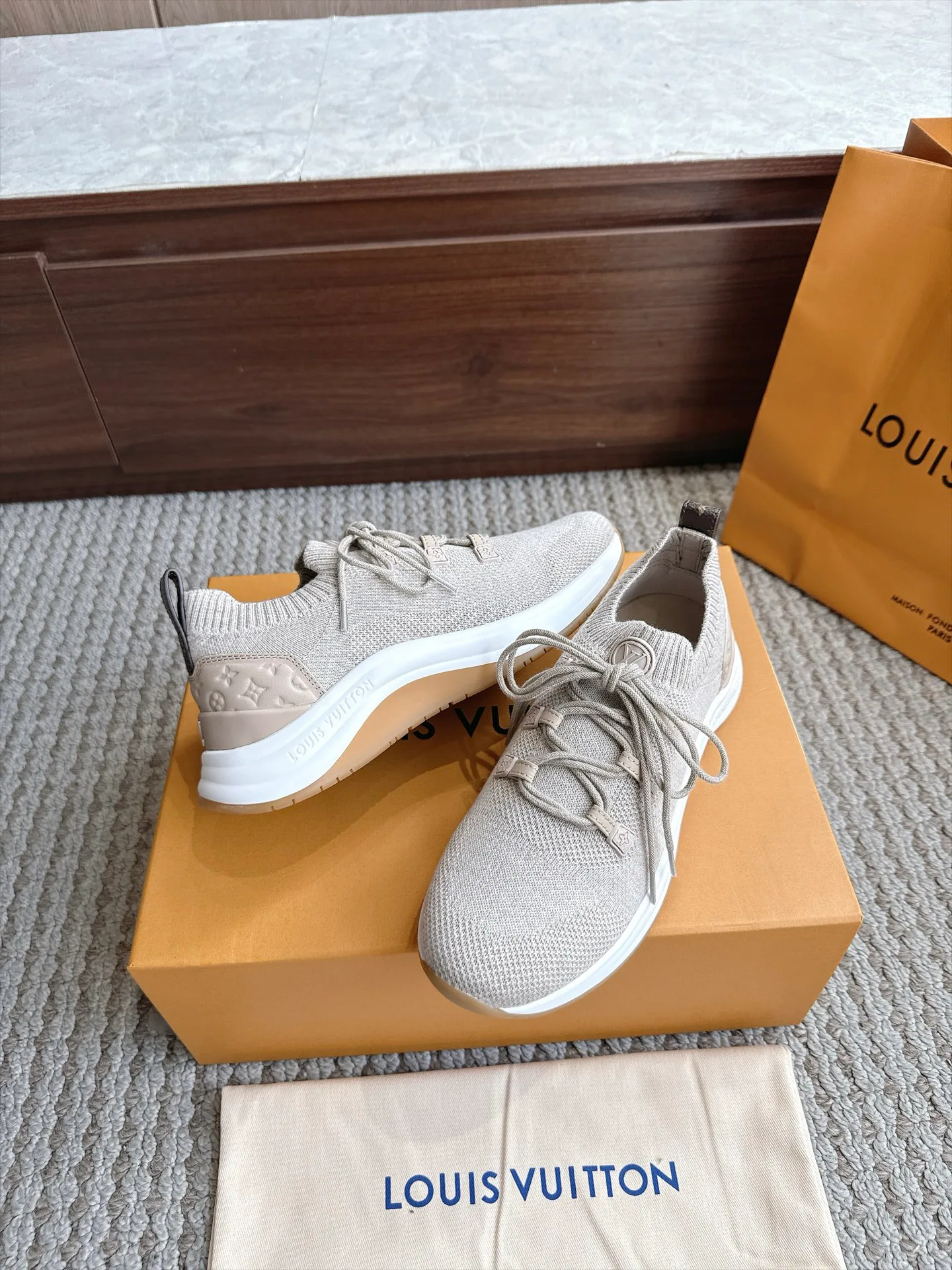 Кроссовки Женские Louis Vuitton 18333242