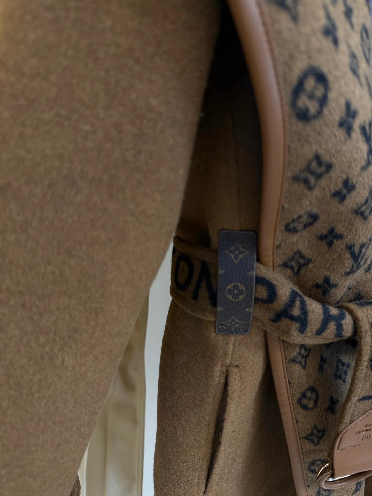 Пальто Женские Louis Vuitton 18601494