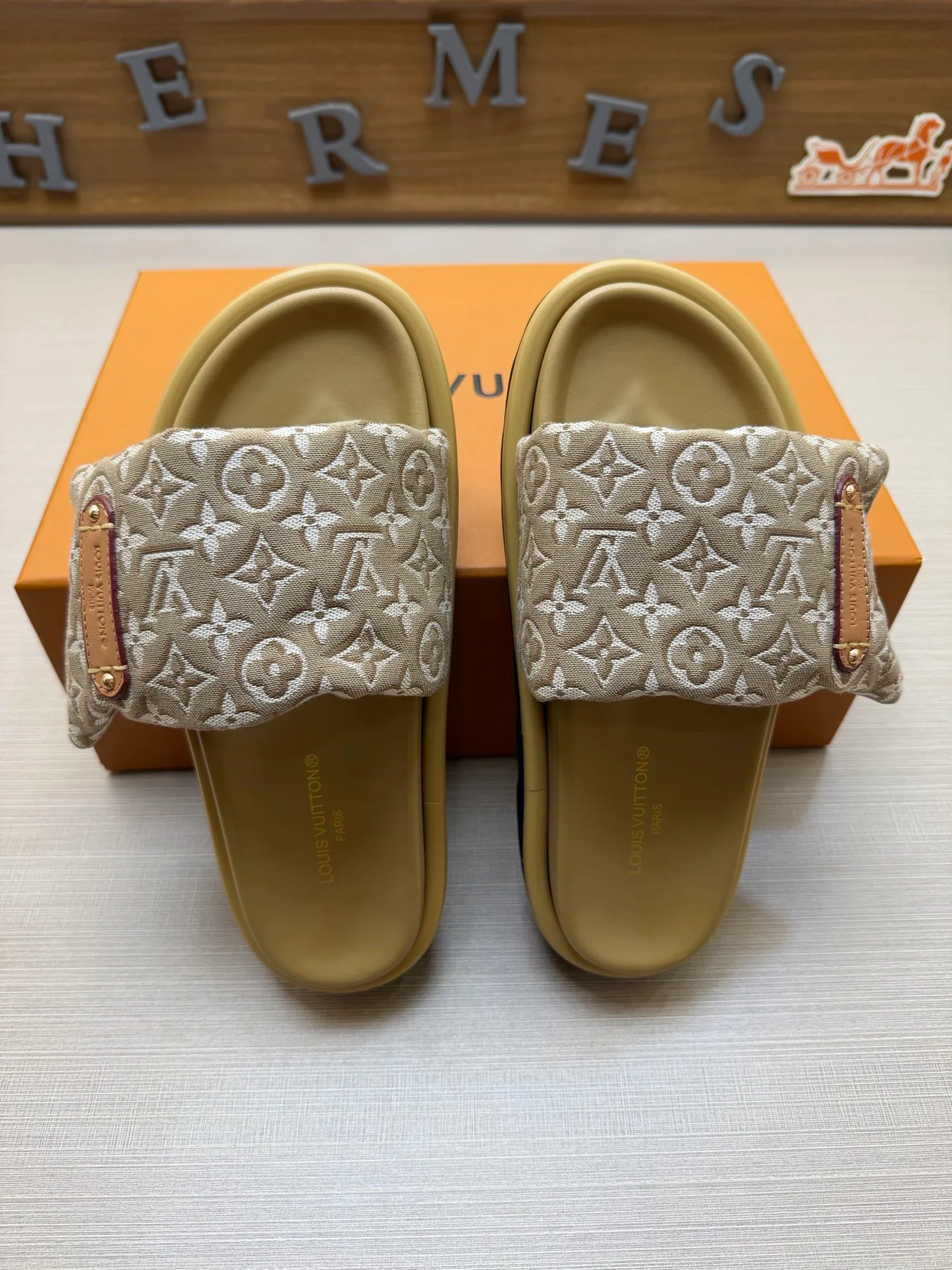 Шлепанцы Женские Louis Vuitton 18011825