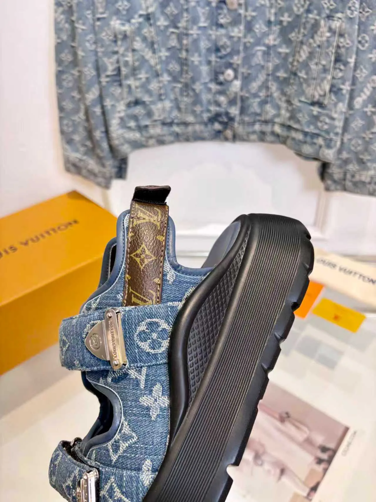 Сандалии Женские Louis Vuitton 11019573