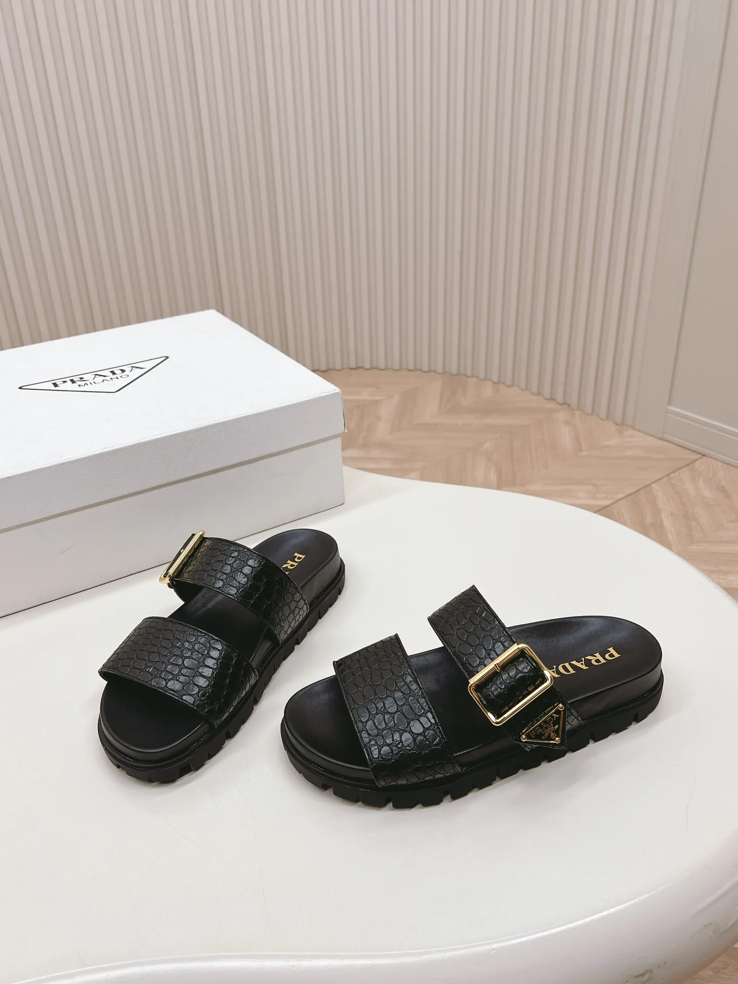 Шлепанцы Женские Prada 17499576