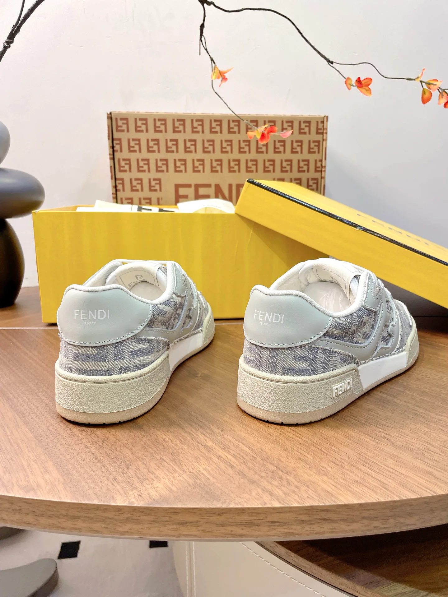 Кроссовки Женские Fendi 17957354