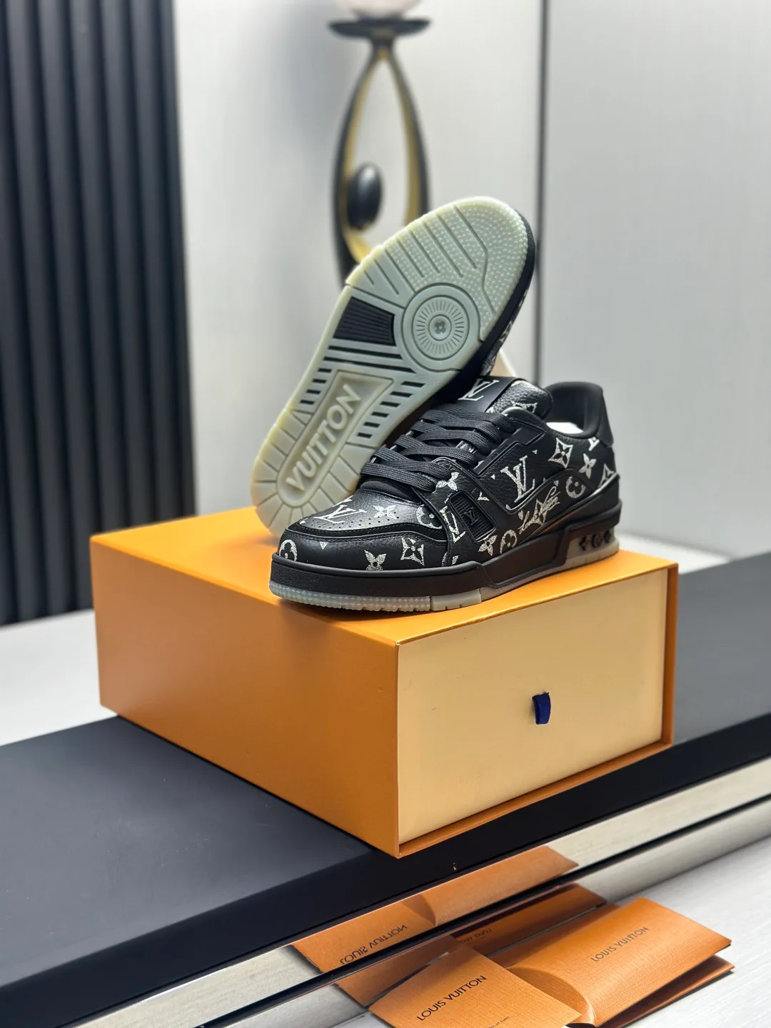 Кроссовки Женские Louis Vuitton 18011572