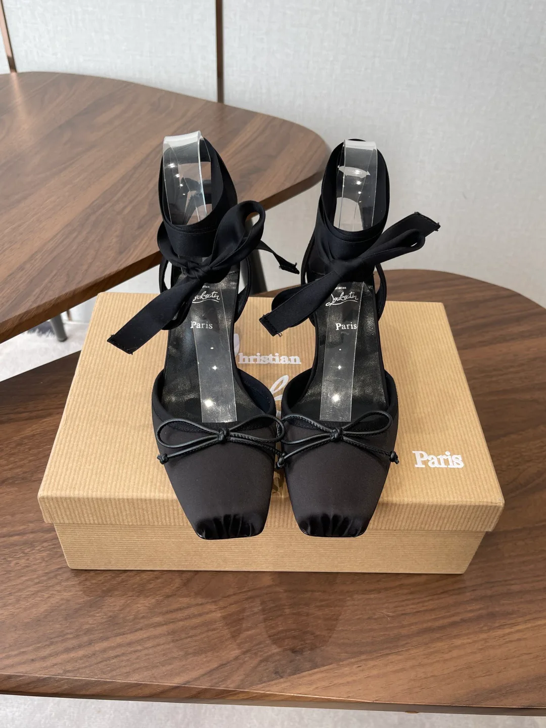Босоножки Женские Christian Louboutin 11966283
