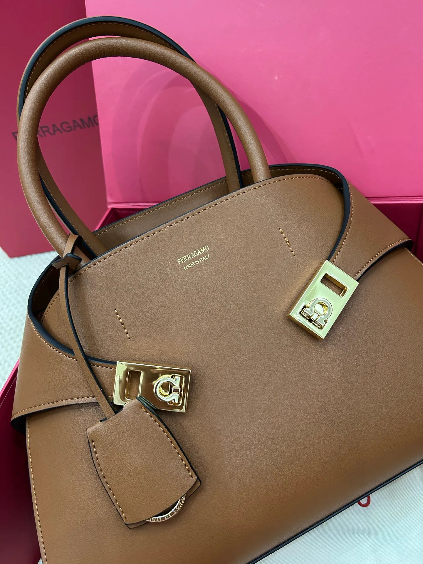 Классические Сумки Женские Salvatore Ferragamo 1401947