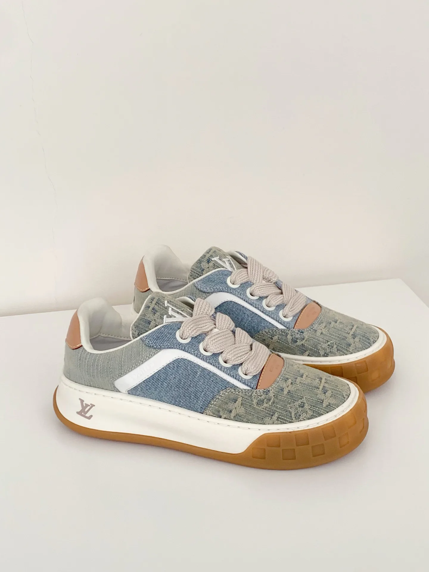 Кроссовки Женские Louis Vuitton 18375771