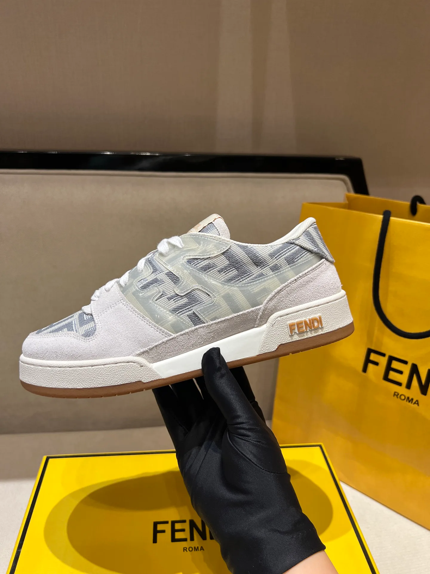 Кроссовки Женские Fendi 21530