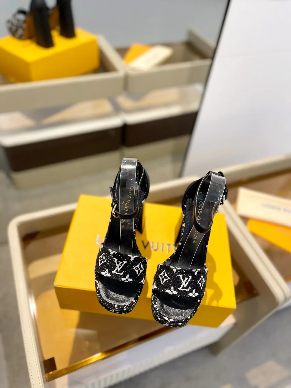 Босоножки Женские Louis Vuitton 17946836
