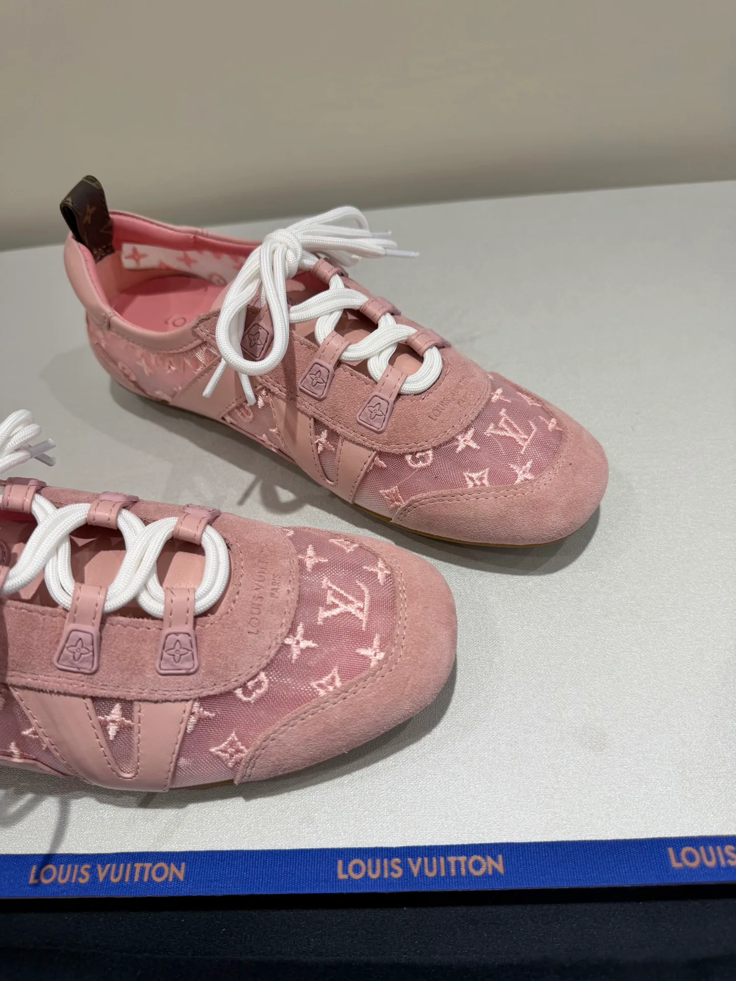 Кроссовки Женские Louis Vuitton 17934913