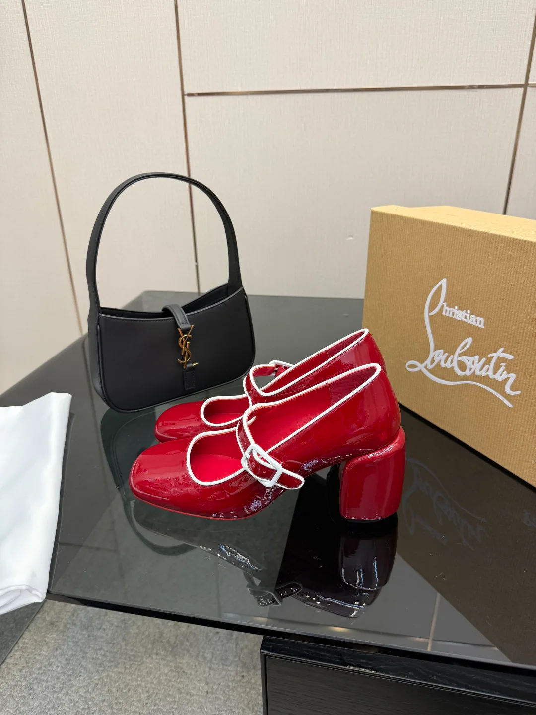 Туфли Женские Christian Louboutin 555383