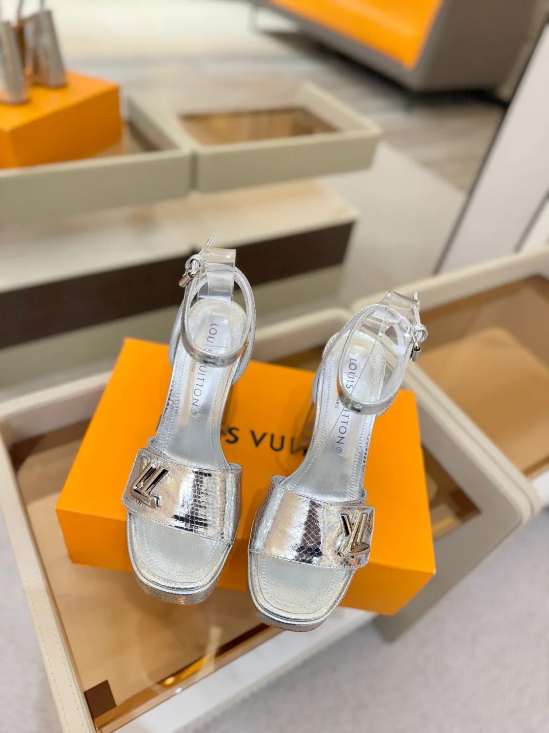 Босоножки Женские Louis Vuitton 17946853