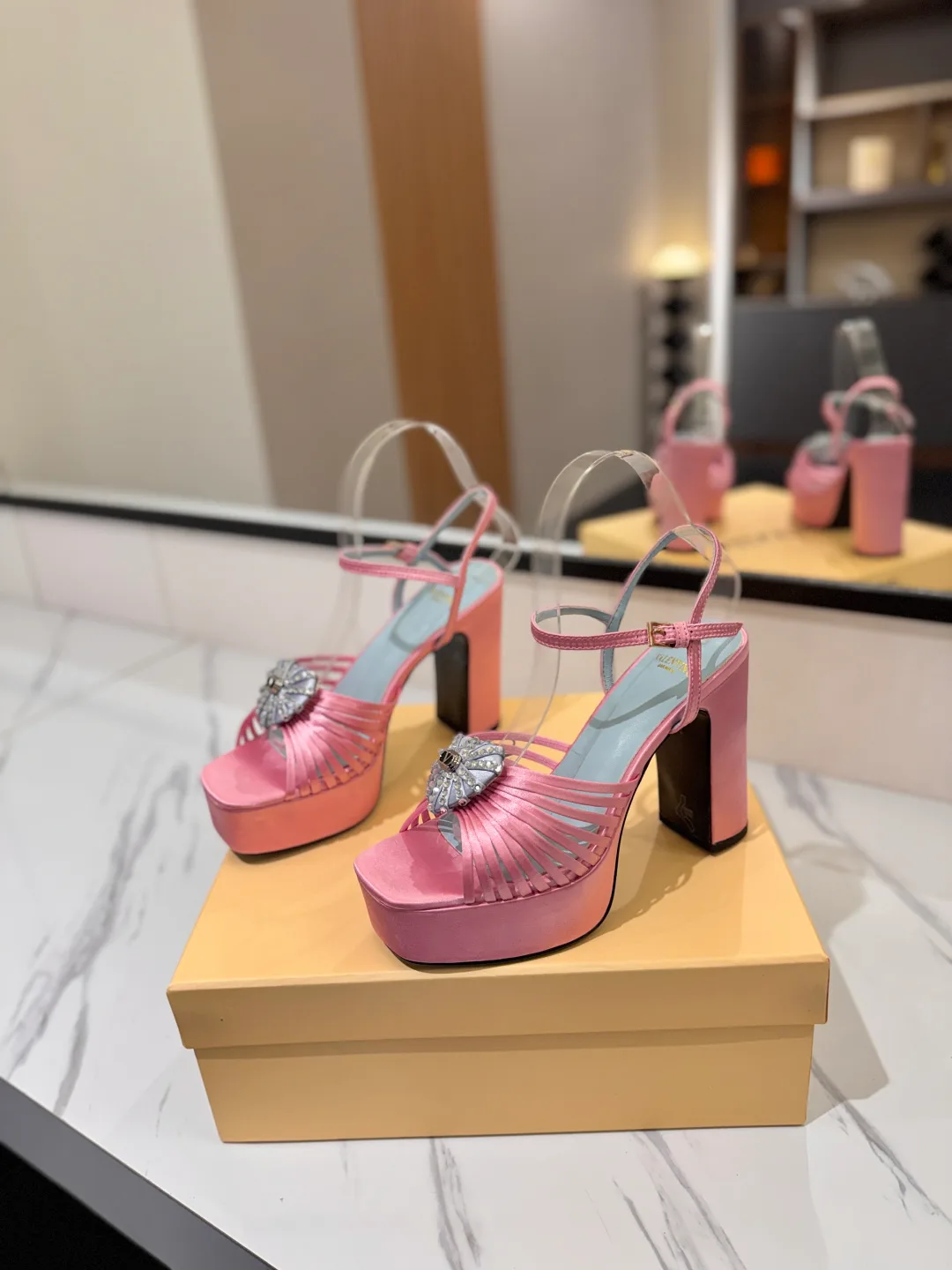Босоножки Женские Valentino 18134891