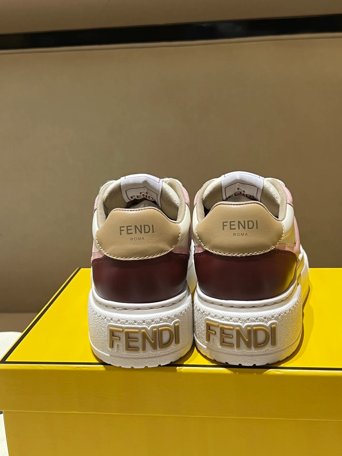 Кроссовки Женские Fendi 11275796