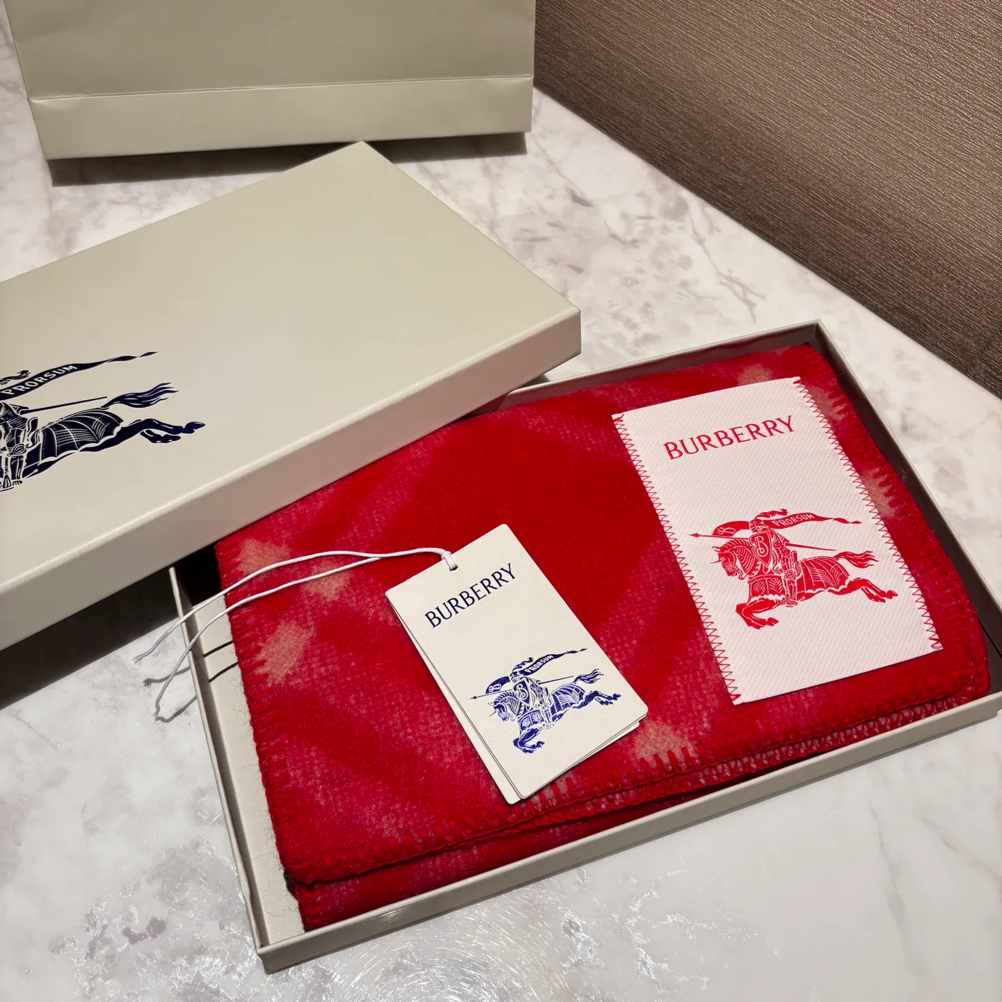 Шарфы Burberry 18507381