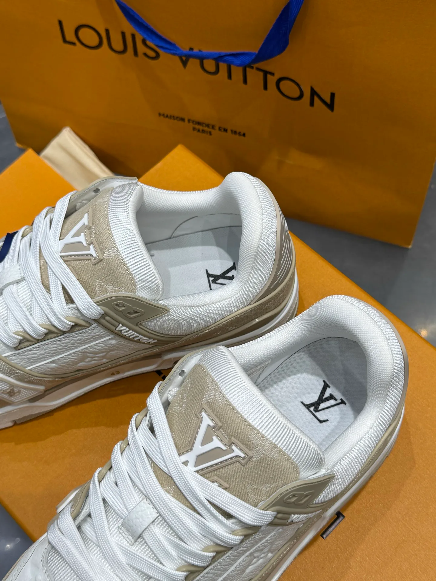 Кроссовки Женские Louis Vuitton 19073344