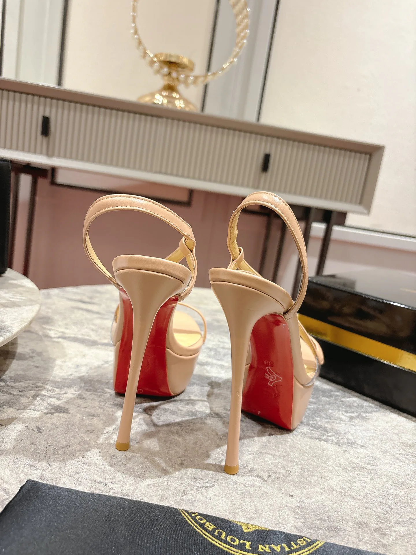 Босоножки Женские Christian Louboutin 19581794