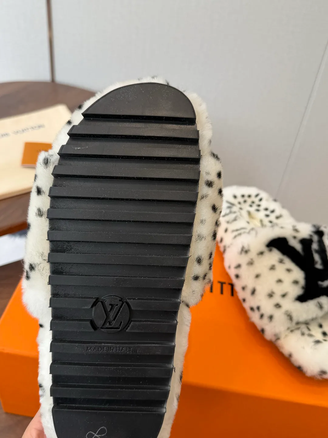 Тапочки Женские Louis Vuitton 18182965