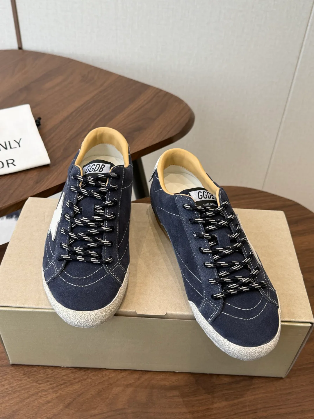 Кроссовки Женские Golden Goose 18687329
