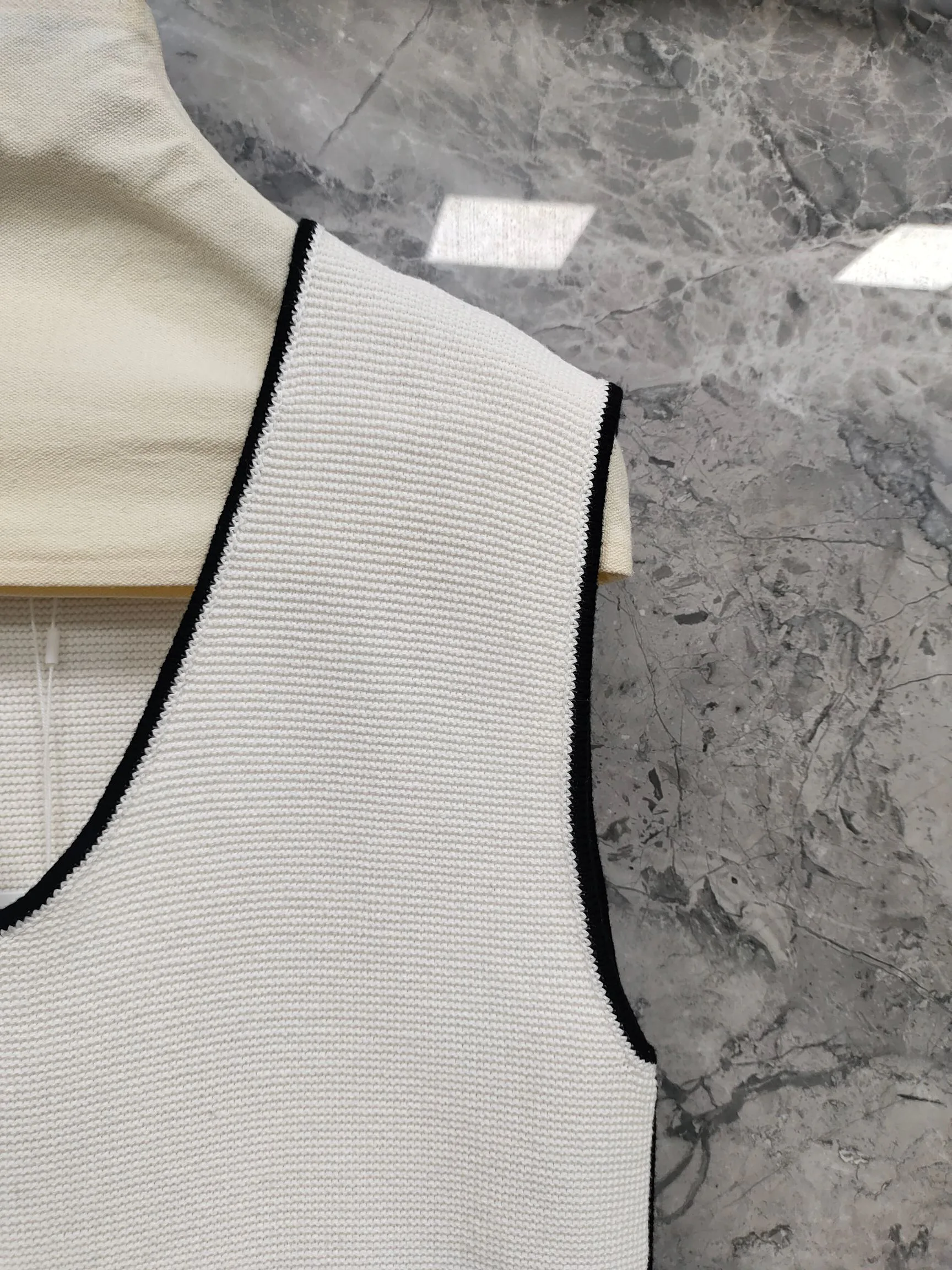 Жилеты Женские Chanel 11705261