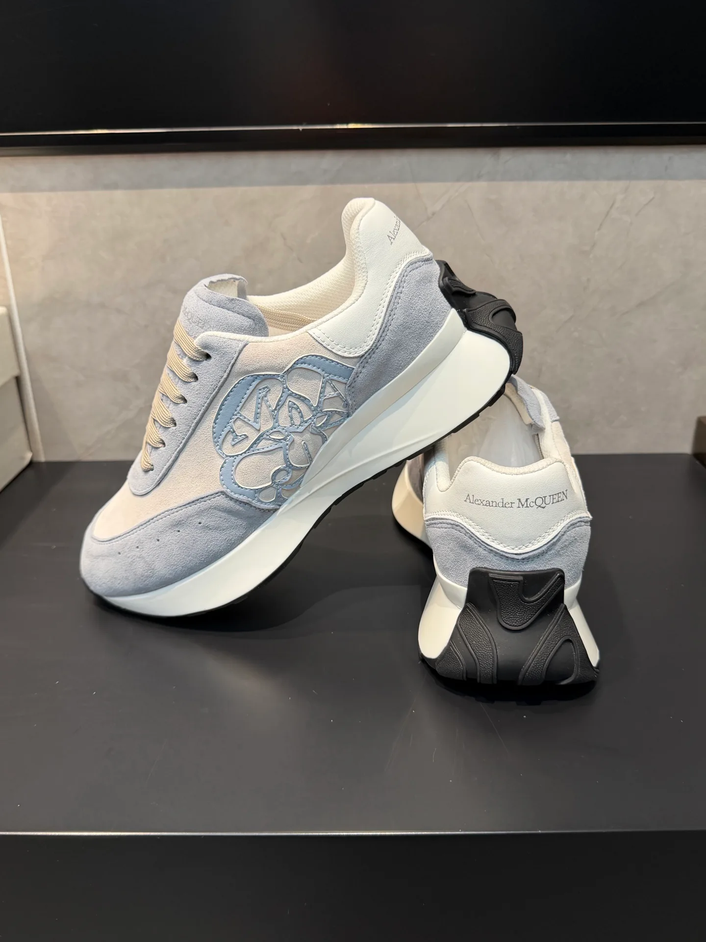Кроссовки Женские Alexander Mcqueen 18363892