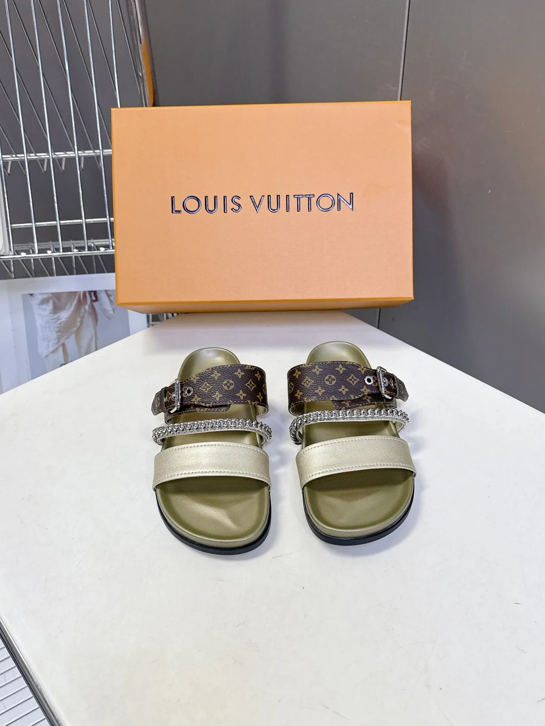 Шлепанцы Женские Louis Vuitton 13370824