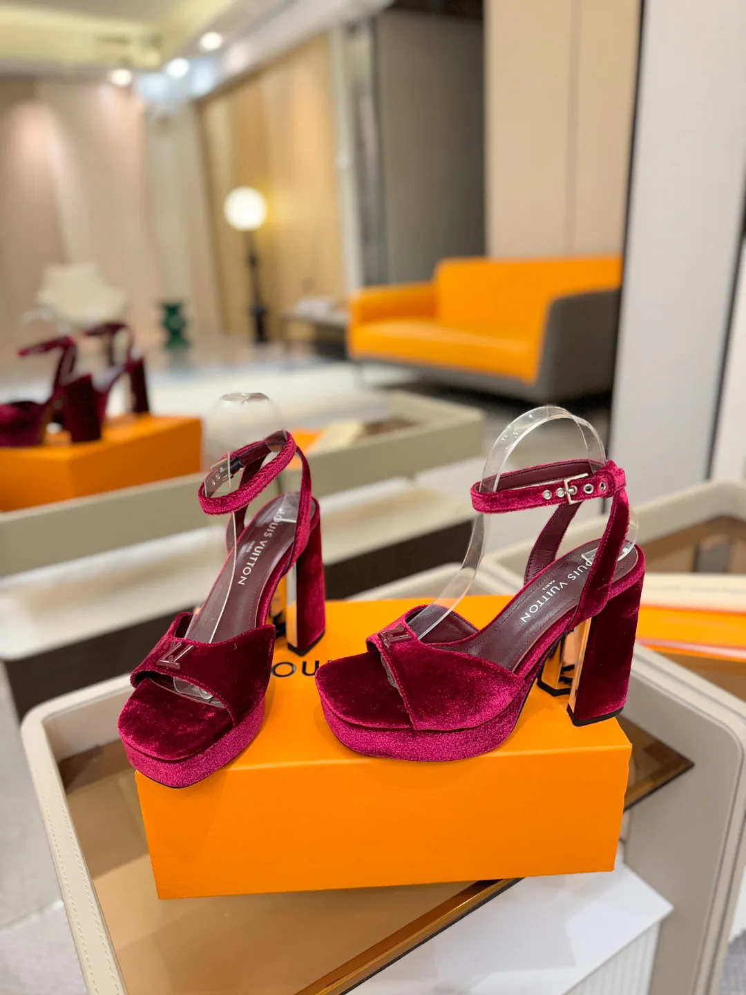 Босоножки Женские Louis Vuitton 10910176