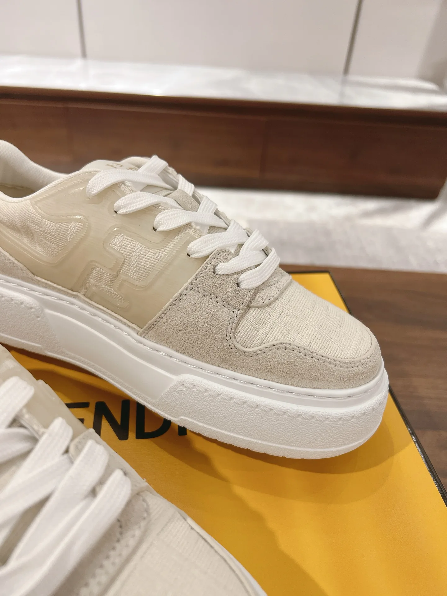 Кроссовки Женские Fendi 18219637