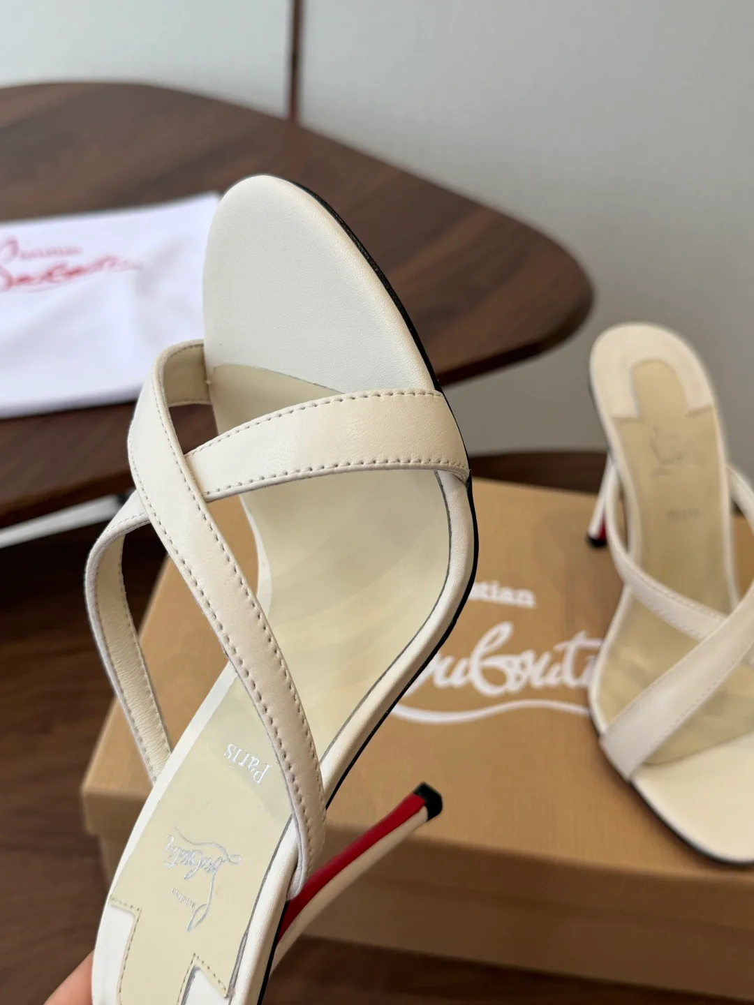 Босоножки Женские Christian Louboutin 18183090