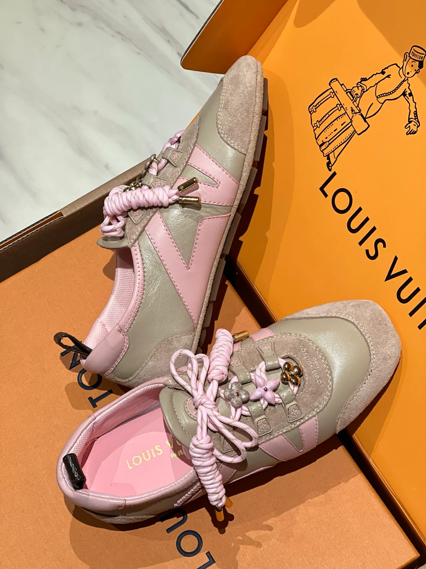 Кроссовки Женские Louis Vuitton 18194164