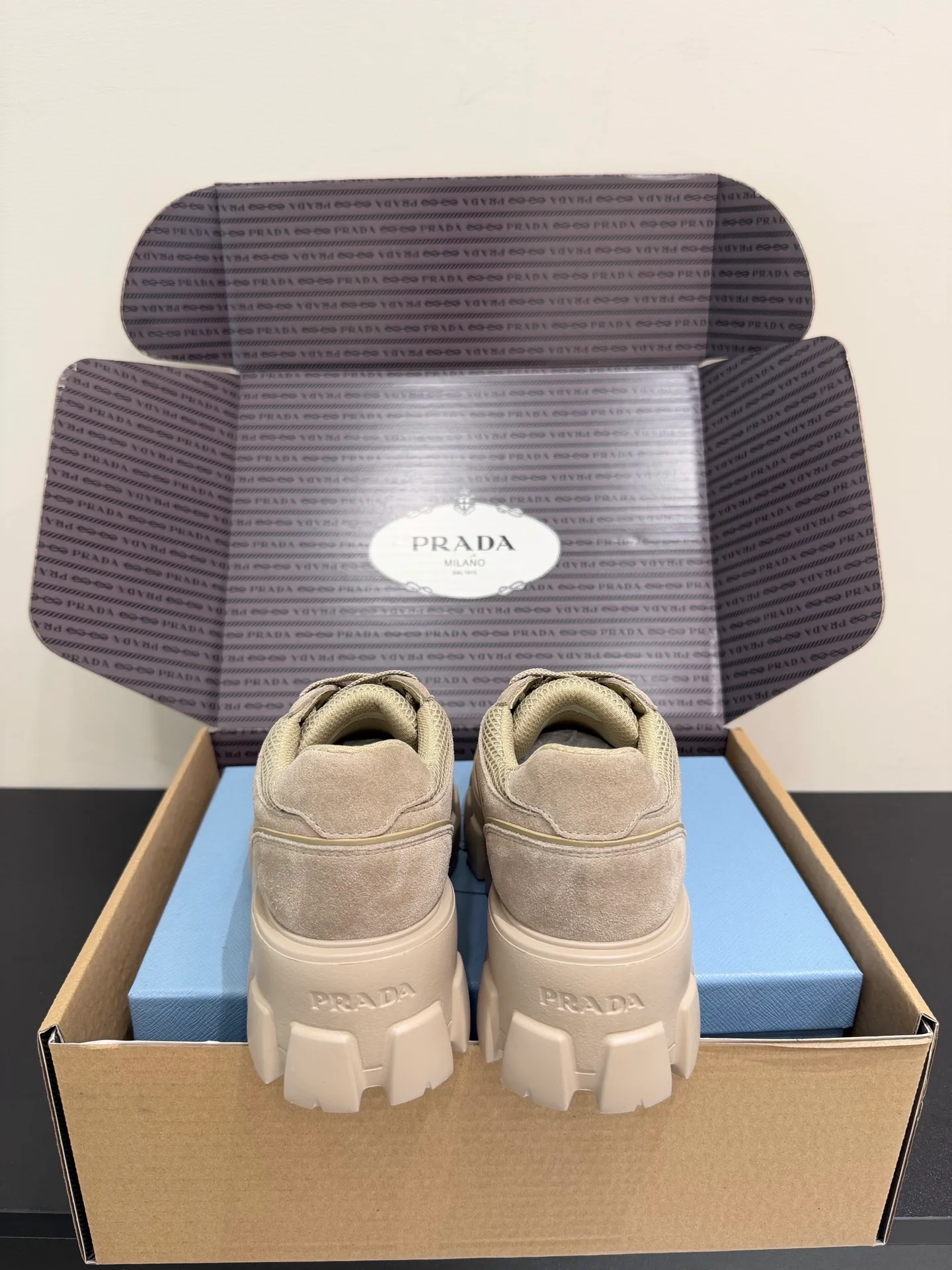 Кроссовки Женские Prada 18933601