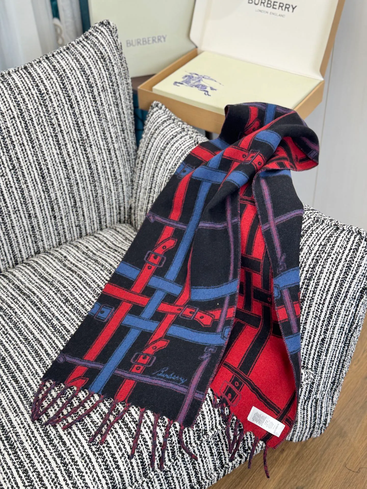Шарфы Burberry 18523940