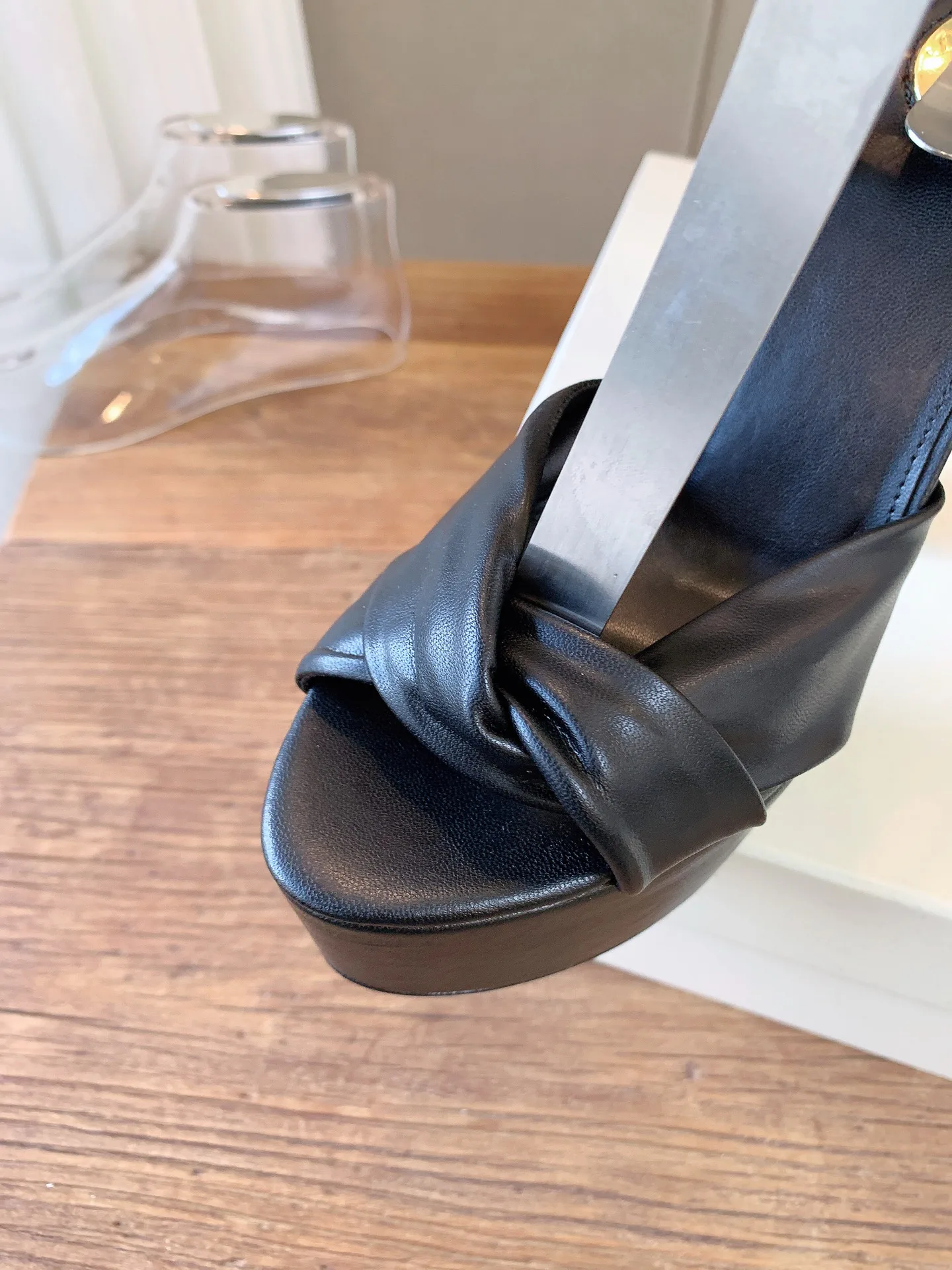 Босоножки Женские Saint Laurent 18365386