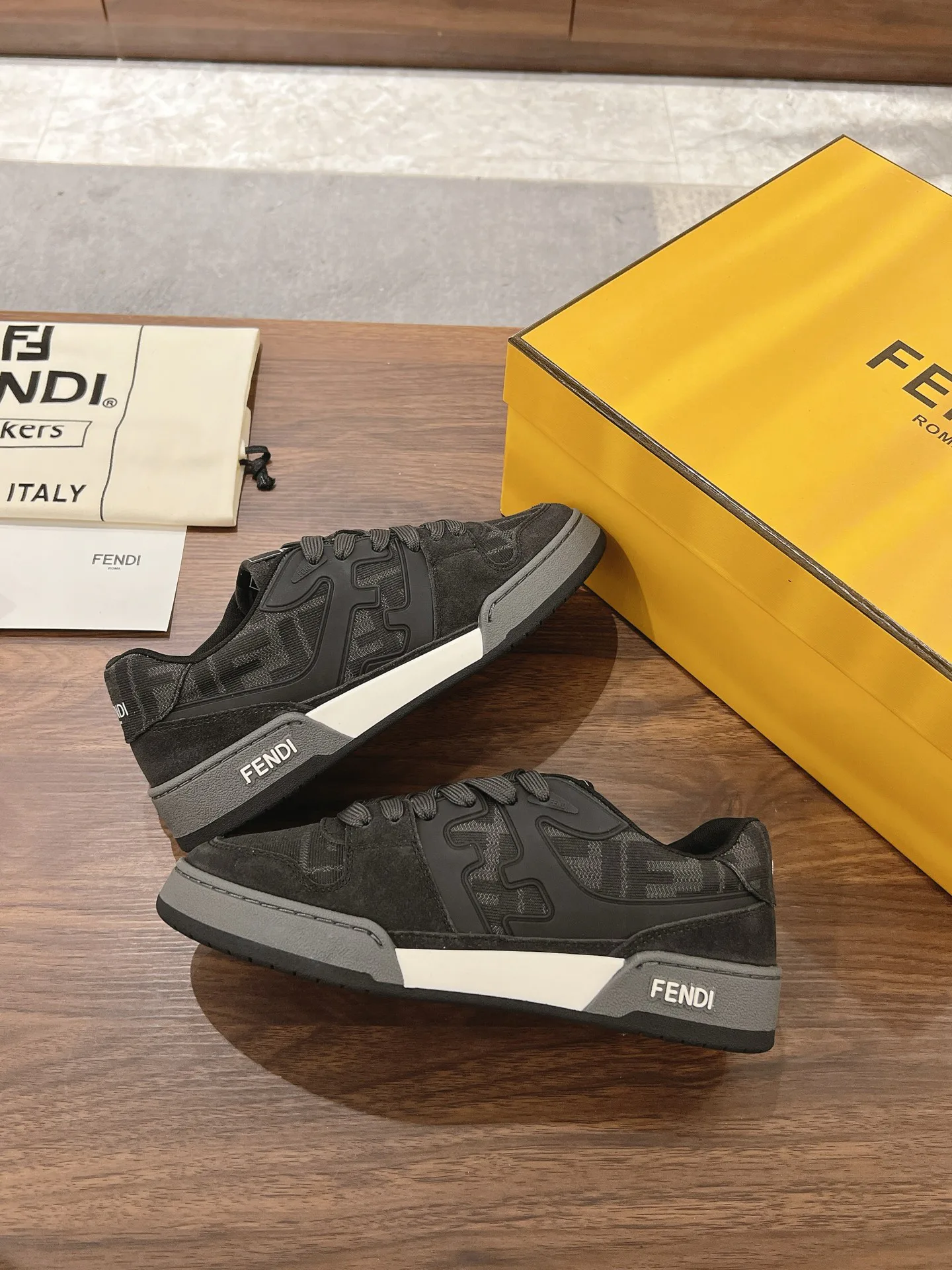 Кроссовки Женские Fendi 18219608