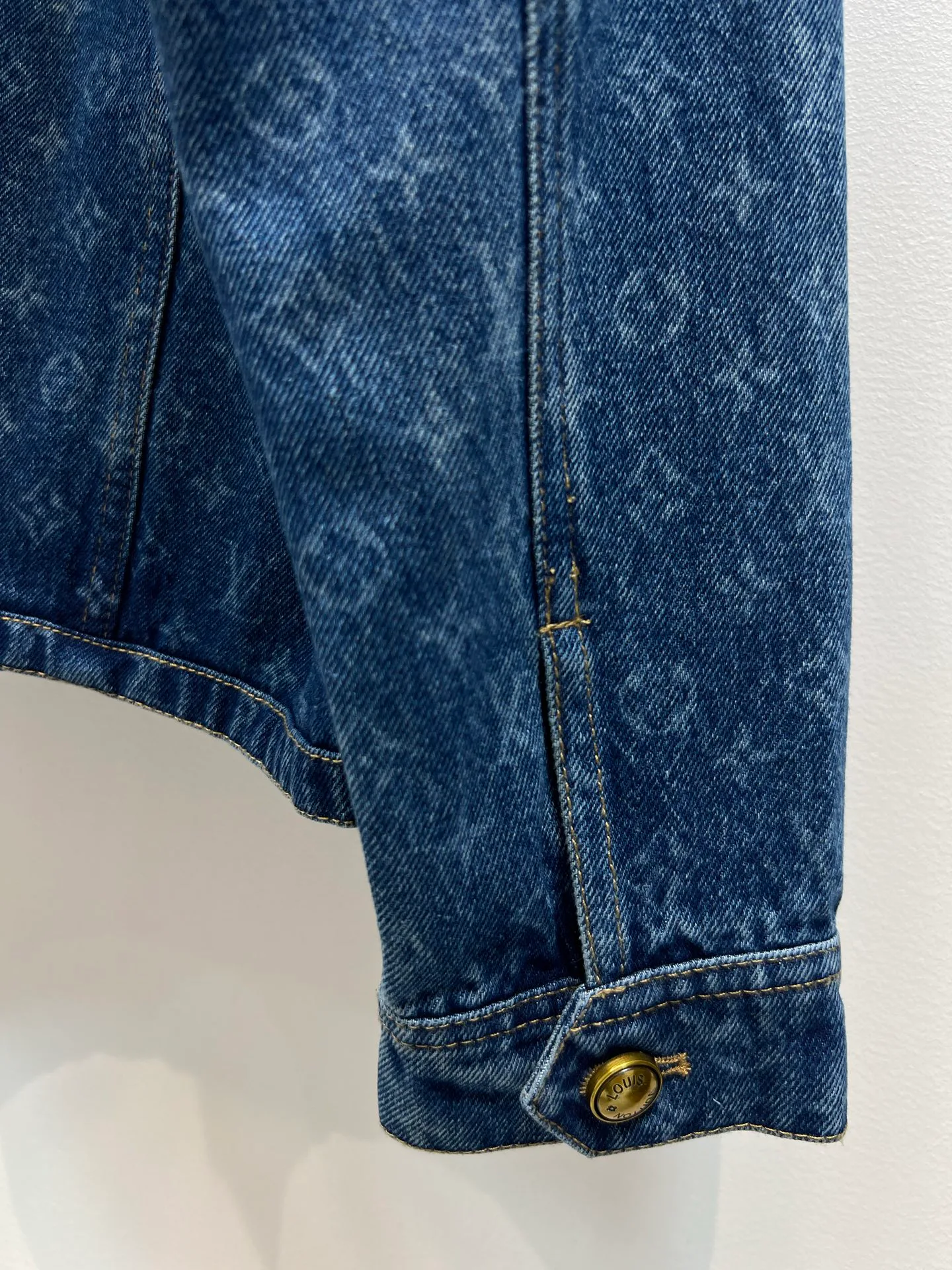 Куртки И Пуховики Женские Louis Vuitton 18408127