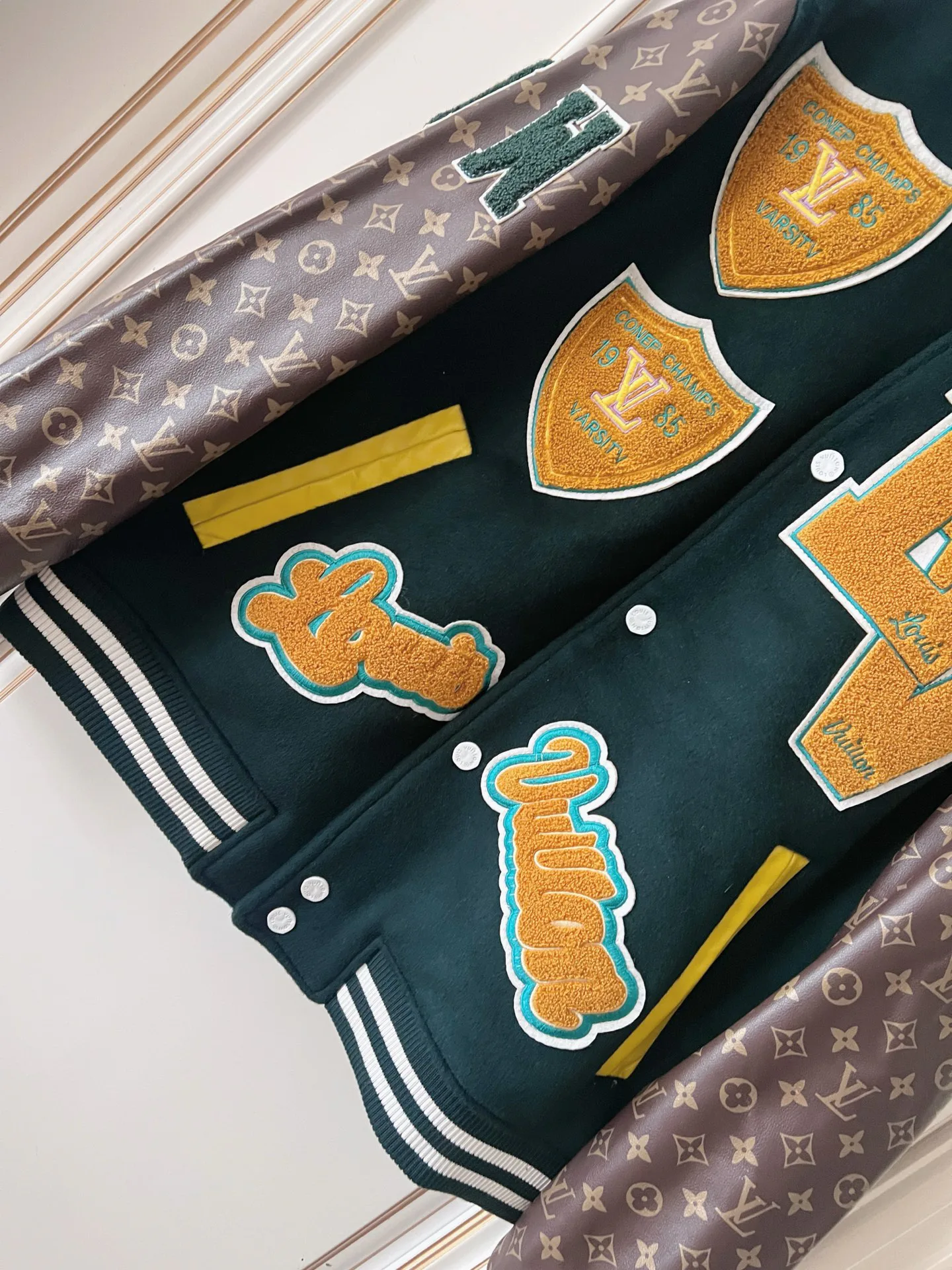 Куртки И Пуховики Женские Louis Vuitton 18409010