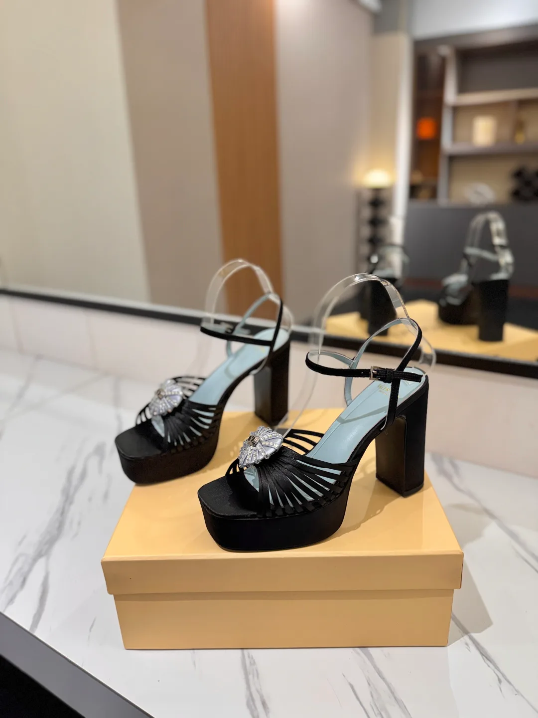 Босоножки Женские Valentino 18134893