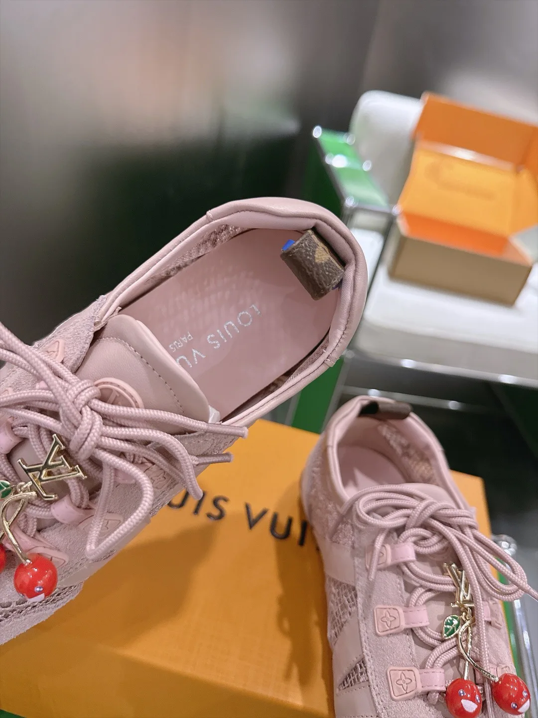 Кроссовки Женские Louis Vuitton 18152835