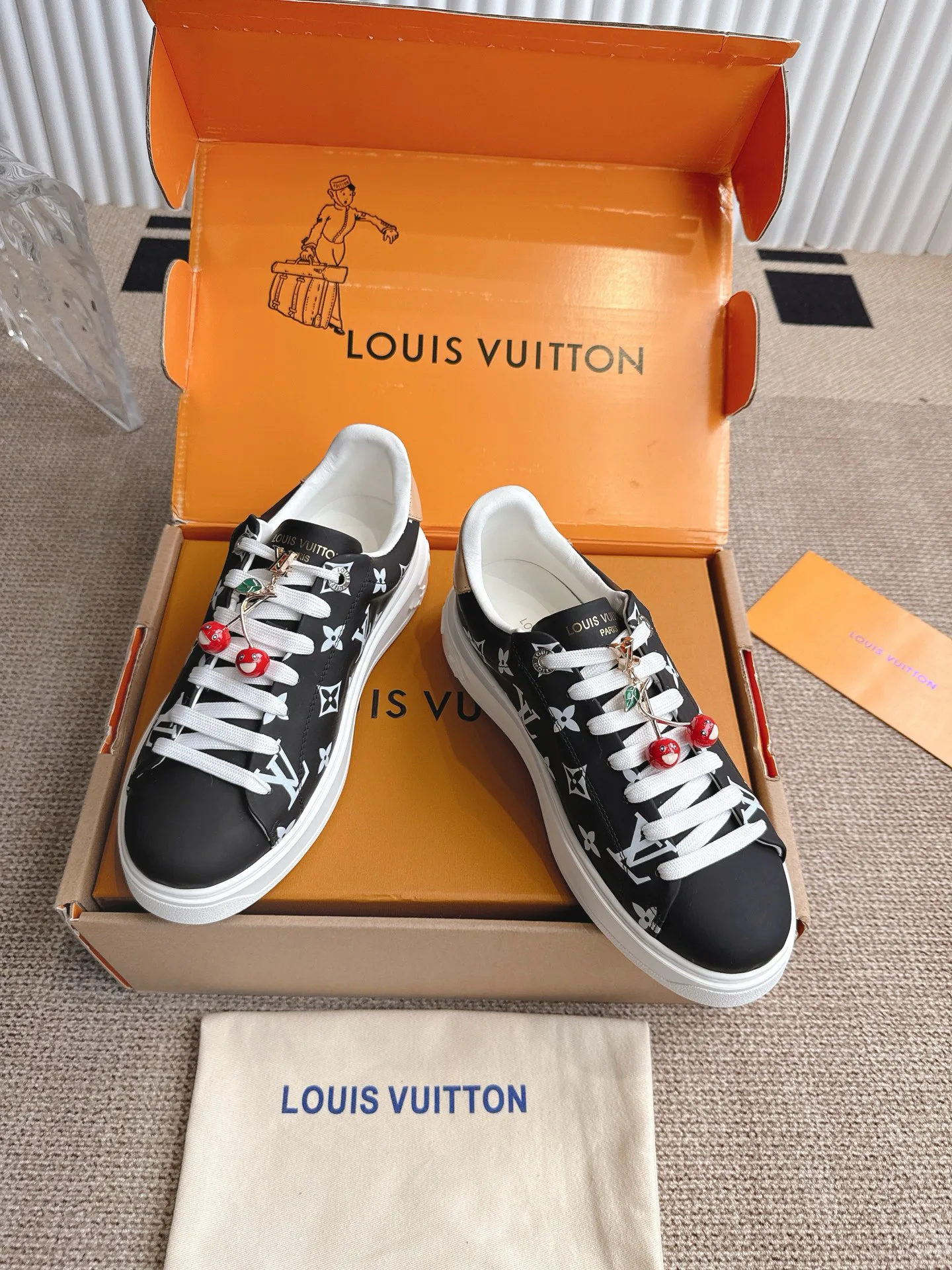 Кроссовки Женские Louis Vuitton 18702947