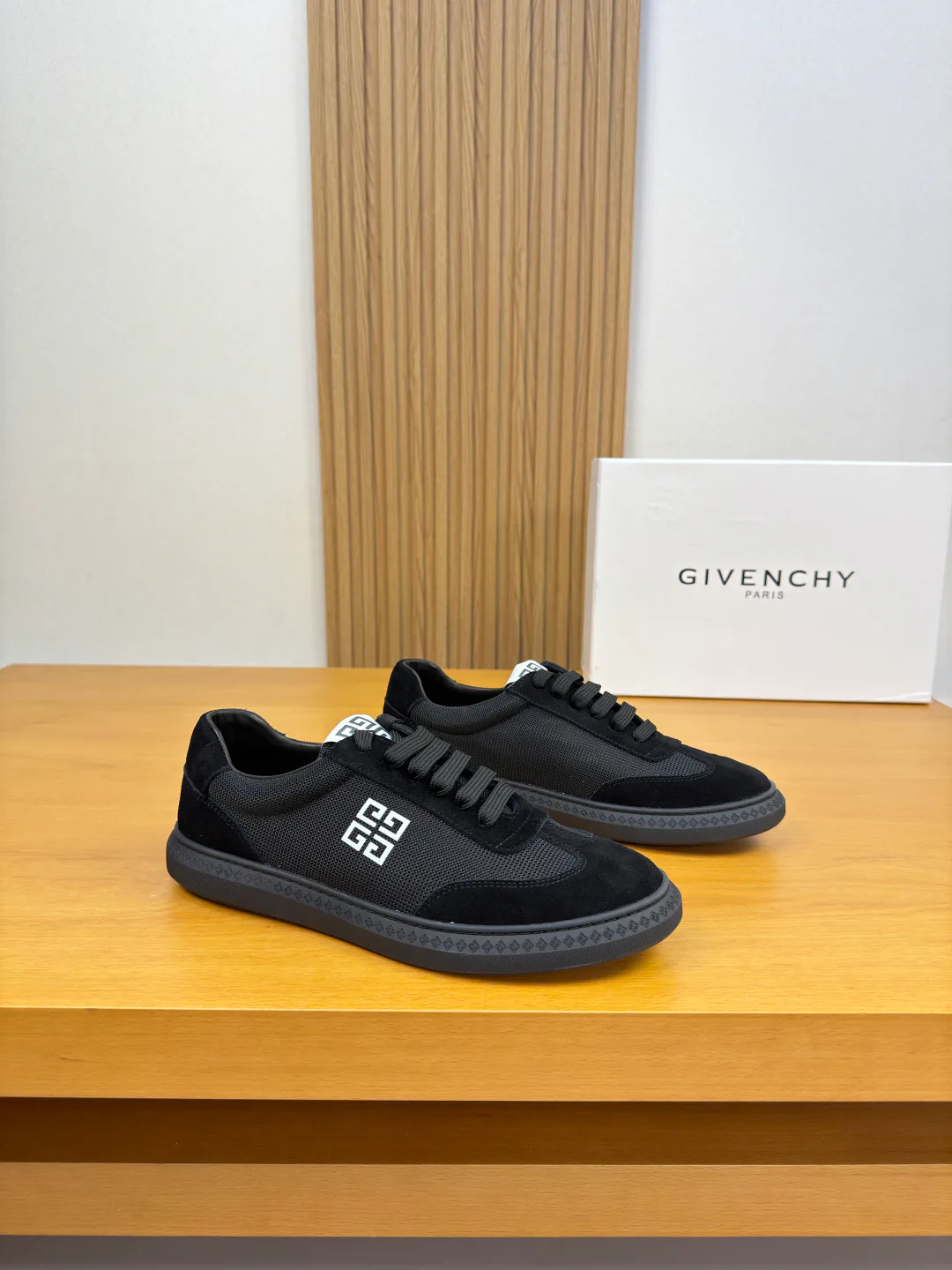 Кроссовки Женские Givenchy 18561951