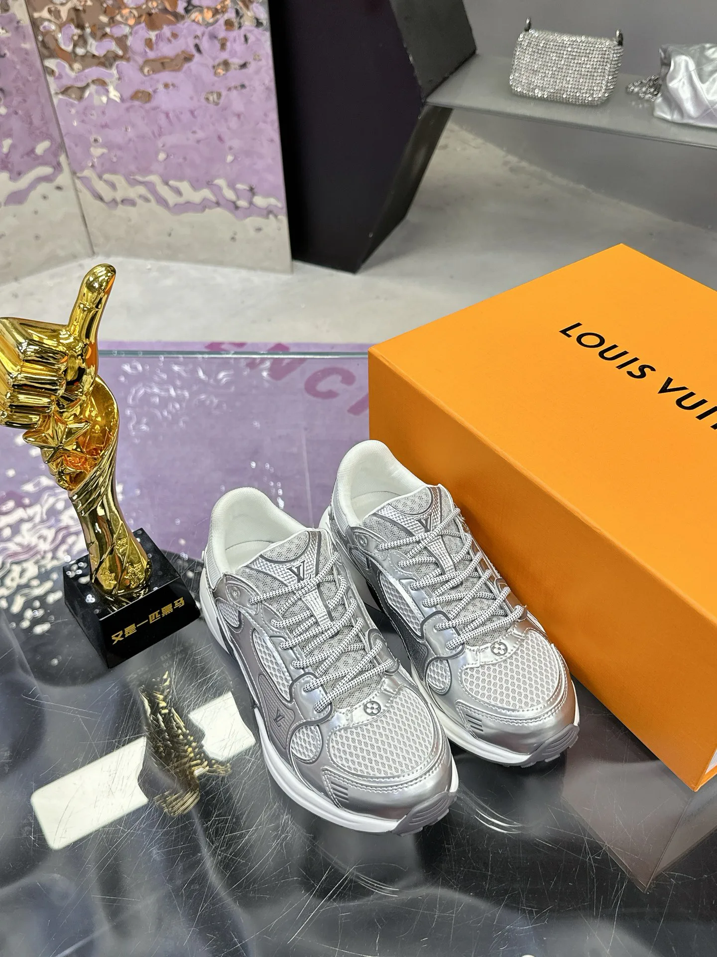 Кроссовки Женские Louis Vuitton 17530430