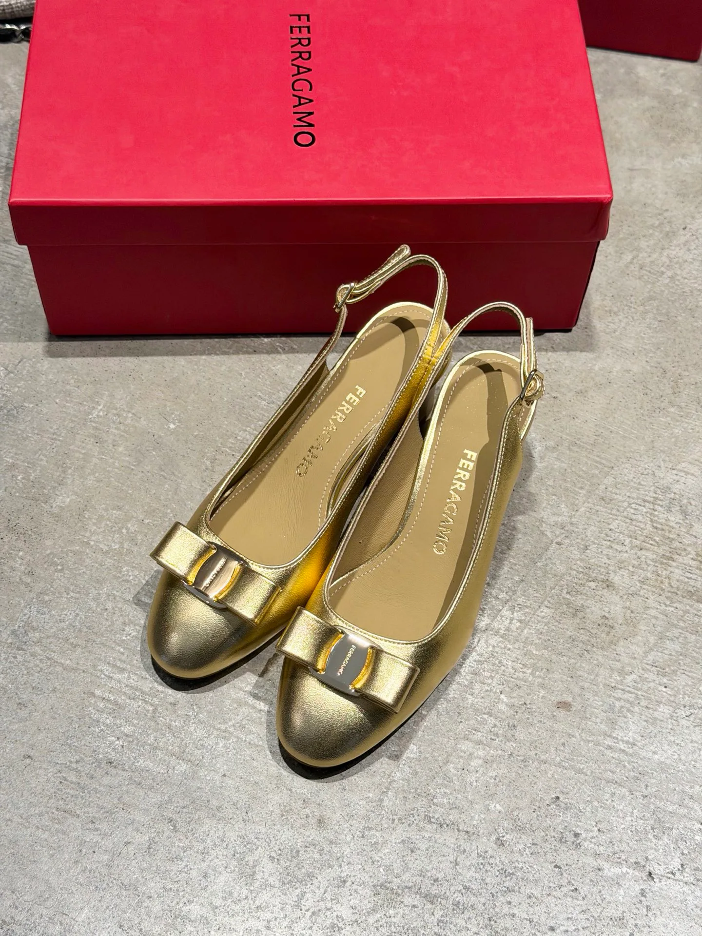 Туфли Женские Salvatore Ferragamo 17642598