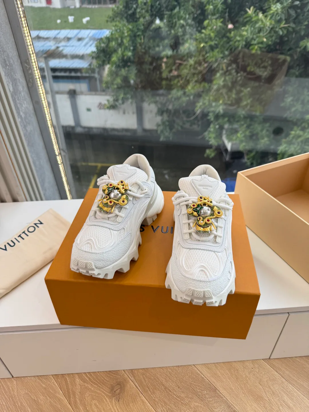 Кроссовки Женские Louis Vuitton 18053491